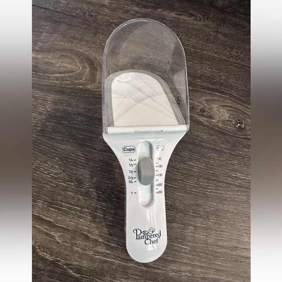 Pampered Chef Easy Adjustable Measuring Cup #2228 cups, ml, oz and Tbsp - Picture 1 of 8